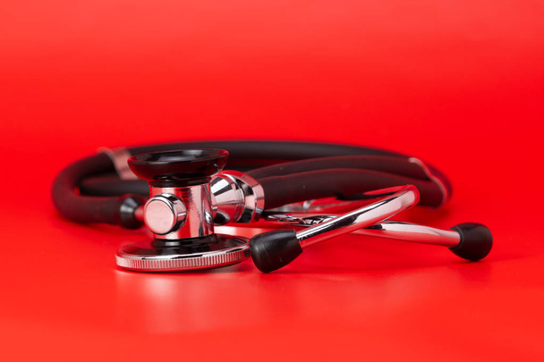 Stetoskop, lékařské nástroje, close-up, samostatný s červeným pozadím - Fotografie, Obrázek