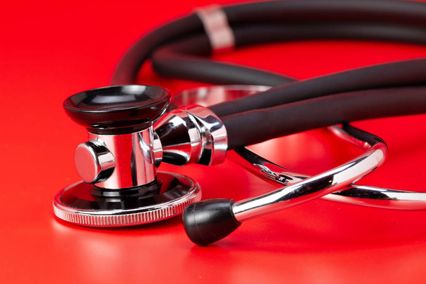 Stetoskop, lékařské nástroje, close-up, samostatný s červeným pozadím - Fotografie, Obrázek