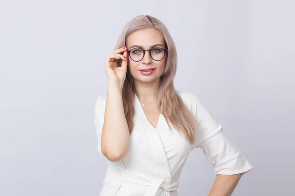 Kuva kaunis liike nainen seisoo valkoinen tausta yllään lasit
 - Valokuva, kuva