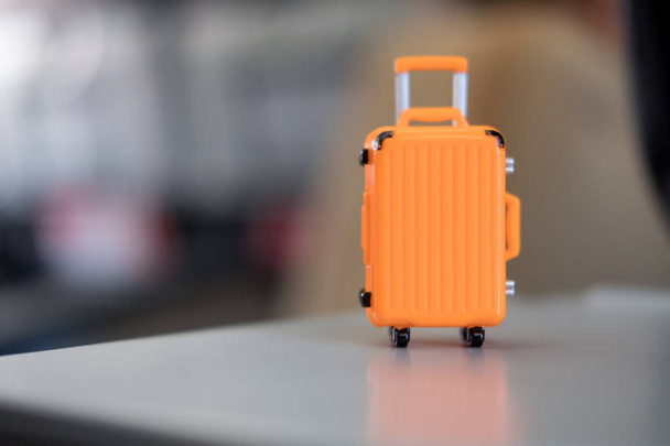 Valise miniature orange : prête pour le voyage
 - Photo, image