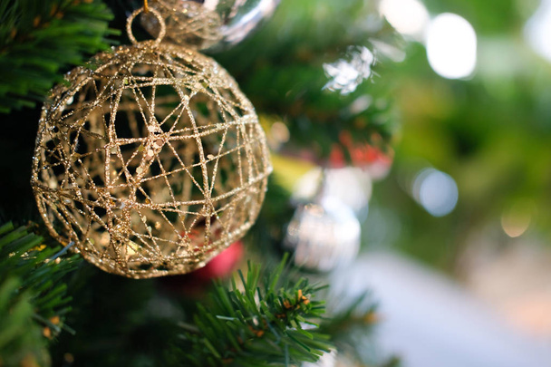 Різдвяний золотий м'яч висить на ялинці
 - Фото, зображення