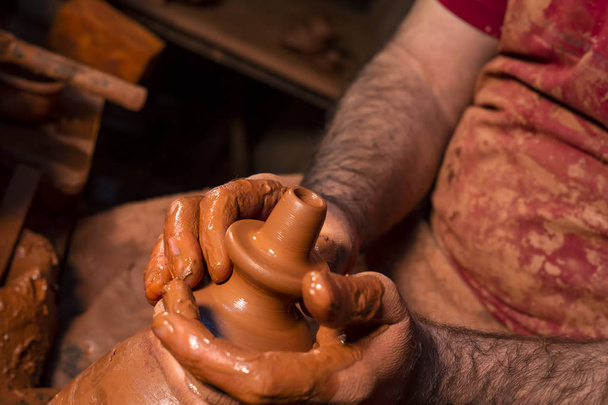 Professionele pottenbakker maken kom in aardewerk workshop, studio.  - Foto, afbeelding