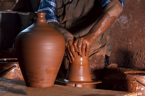 Potier professionnel faisant bol dans l'atelier de poterie, studio.  - Photo, image