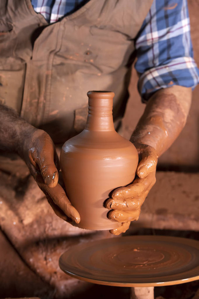 Tazón de alfarero profesional en taller de cerámica, estudio.  - Foto, Imagen