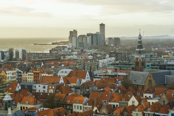 教会の時計塔とVlissingenの空のラインと海の景色,ゼーラント州の観光の町,オランダ - 写真・画像