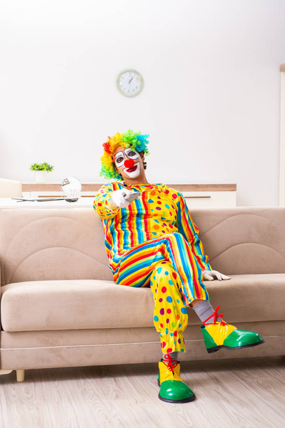 Clown bereitet sich zu Hause auf Auftritt vor  - Foto, Bild