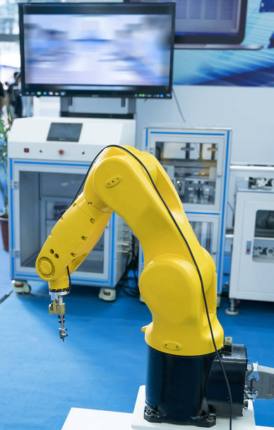 Robotyka i automatyka systemu kontroli aplikacji na zautomatyzować ramię robota - Zdjęcie, obraz