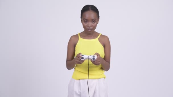 Joven mujer africana cansada jugando juegos y quedarse dormido
 - Imágenes, Vídeo