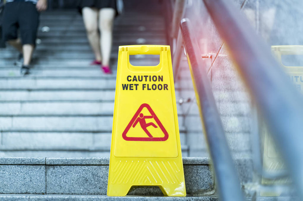 "Cuidado piso molhado "sinal
 - Foto, Imagem