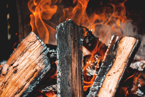 Περίπλοκα καύση Campfire με όμορφη φλόγες και τα κάρβουνα - Φωτογραφία, εικόνα