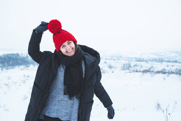 joven bastante adulto mujer retrato en invierno divertirse
 - Foto, imagen