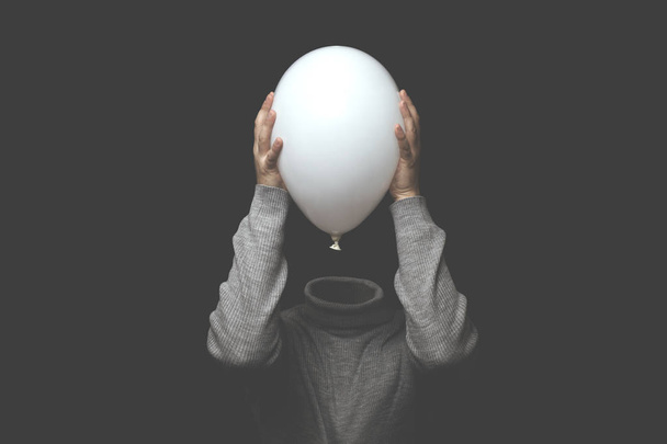 homme sans tête tenant withe ballon
 - Photo, image