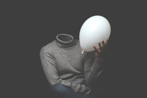 человек без головы, держащий в руках воздушный шар
 - Фото, изображение