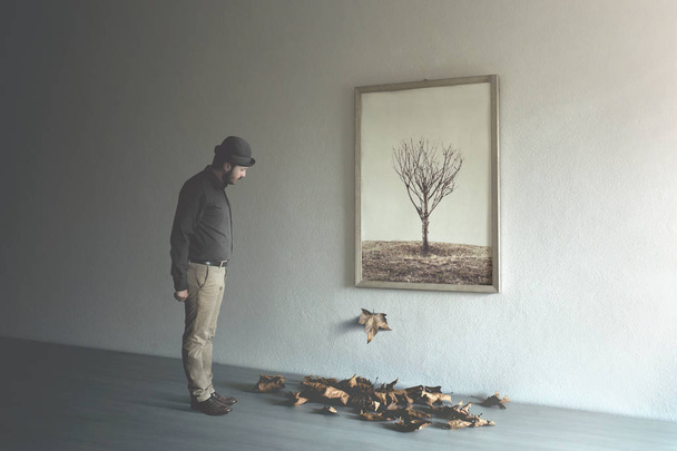 hombre observando la hoja que cae de una pintura
 - Foto, Imagen
