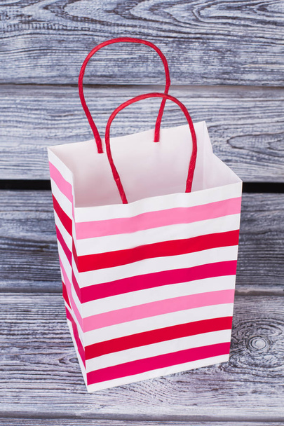 Rózsaszín és piros csíkos bevásárló táska. - Fotó, kép