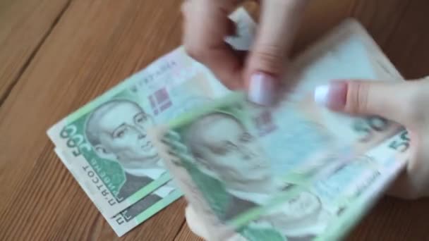 Dziewczyna opowiada ukraińskich pieniądze z bliska. - Materiał filmowy, wideo
