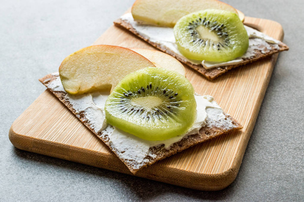 Rye Cripsbread with Cream Cheese, Apple Slices and Kiwi Fruit / Healthy Snacks Recipe with Organic Food. - 写真・画像