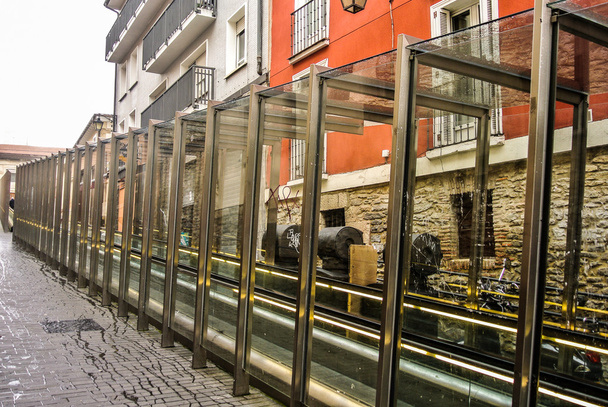 Escaleras mecánicas en el casco antiguo de Vitoria
 - Foto, Imagen