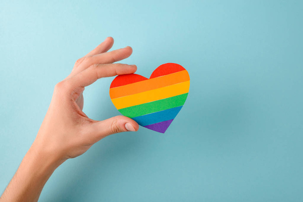 Hand holding a rainbow heart - 写真・画像
