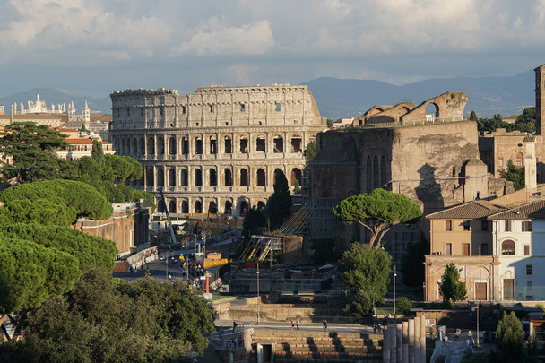 Рим міський пейзаж з відомих прадавнього римлянина wonder Колізей, Колізей або Colosseo та Fora імперські (Fori Imperiali італійською мовою), низку монументальні (громадські площі) - Фото, зображення