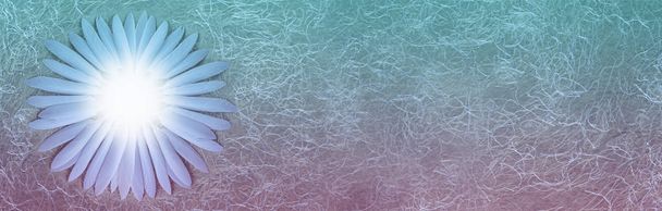 Banner de mensaje de círculo de luz de plumas: amplio fondo fibroso rústico verde y púrpura con un marco circular lleno de luz blanca hecho de plumas blancas estrechas en el lado izquierdo y espacio de copia en el derecho
 - Foto, imagen