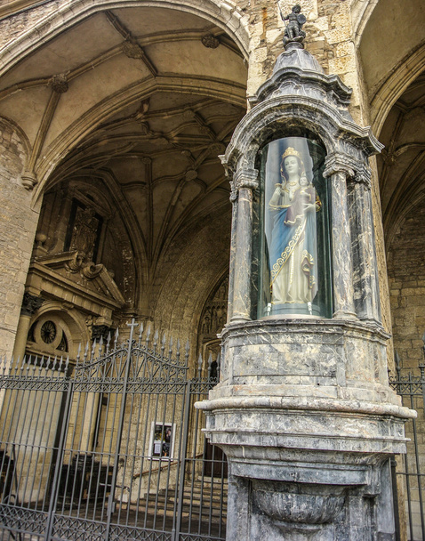 La virgen Blanca cerca de la iglesia de San Miguel en Vitoria
 - Foto, Imagen
