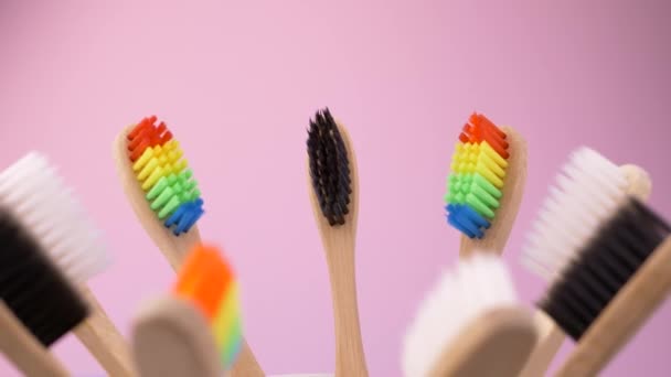 Πολύχρωμο ξύλινο οδοντόβουρτσες για νηματοποίηση φλυτζάνι - Πλάνα, βίντεο