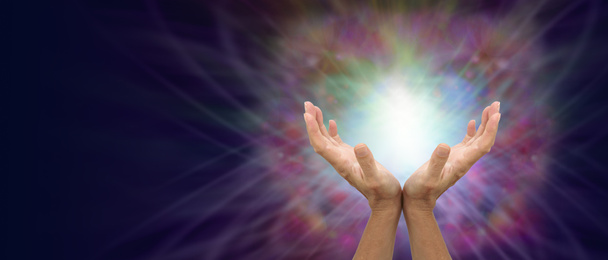 Αποστολή σας ήπια θεραπευτική ενέργεια - γυναικεία χέρια προς τα πάνω κατά ένα όμορφο πολύχρωμο ενεργειακό σχηματισμό με χώρο για αντιγραφή στην αριστερή πλευρά                                - Φωτογραφία, εικόνα