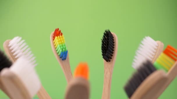 Brosses à dents professionnelles colorées avec beaucoup de poils en coupe droite sur fond vert
 - Séquence, vidéo