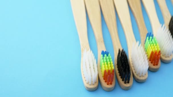 Conjunto de escovas de dentes multicoloridas no banheiro limpo no fundo azul. Conceito ou banheiro acessórios odontológicos
 - Filmagem, Vídeo