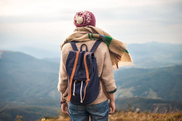 Retkeilijä nainen yllään lämpimissä vaatteissa reppu vaellus vuorilla, rentouttava ja nauttia kauniista luonnosta loman aikana
 . - Valokuva, kuva