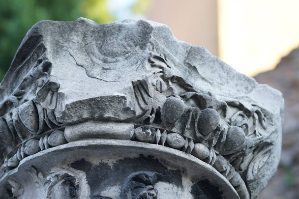 Древняя колонна с капиталом, деталями. Рим, Италия
 - Фото, изображение