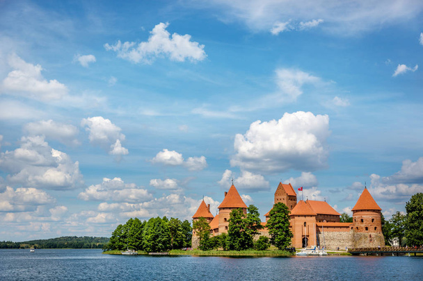 Το εκπληκτικό νησί Trakai κάστρο στη Λιθουανία σε ένα καταγάλανο ουρανό μέρα και ήρεμης λίμνης - Φωτογραφία, εικόνα