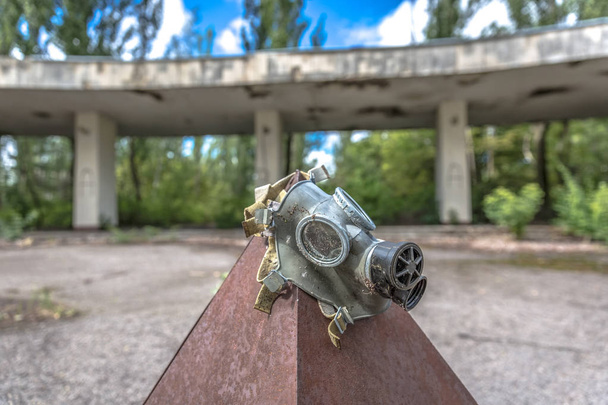 Μια πυρηνική μάσκα σε μια πλατεία της Pripyat στην Ουκρανία - Φωτογραφία, εικόνα