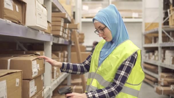 Muslim hidžáb shop pracovník s skener čárových kódů - Záběry, video