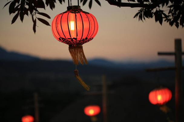 Linternas chinas que brillan para el año nuevo, colgando para la decoración
 - Foto, imagen