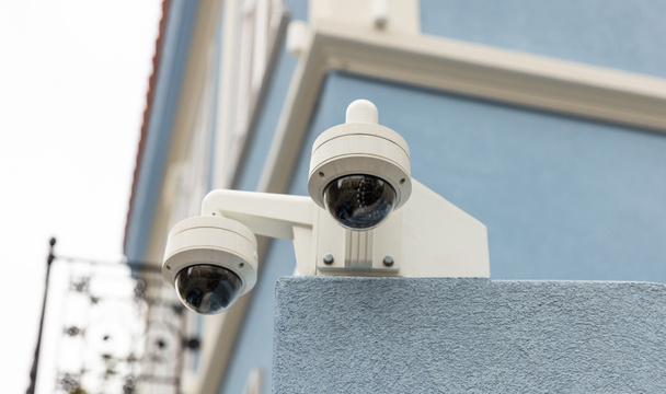 Kontrolní systém Cctv bezpečnostní kamery na fasádě modré malované budovy, detailní pohled - Fotografie, Obrázek