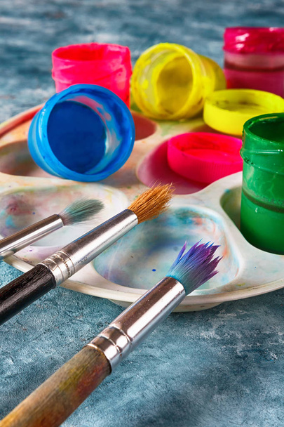 Art paints and brushes, accessories for the artist - Zdjęcie, obraz