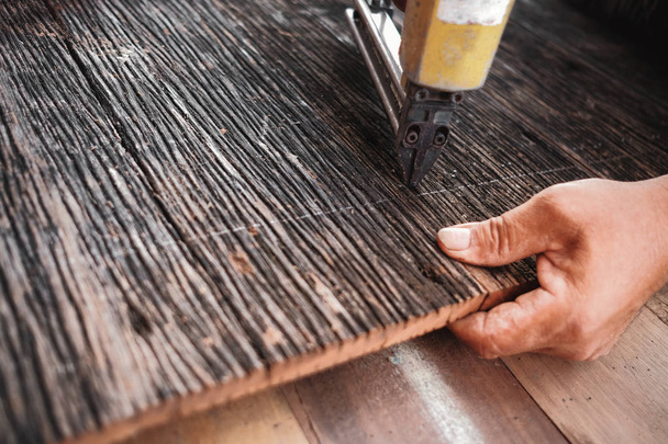 Carpinteiro trabalhando com madeira em sua oficina, tiro de close-up em luz do dia
 - Foto, Imagem
