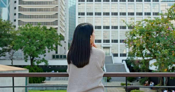 Жінка дивиться навколо в місті
 - Фото, зображення