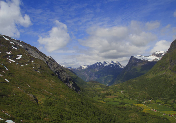 Górska droga, sposób widzenia Dalsnibba do fiordu Geiranger, - Zdjęcie, obraz