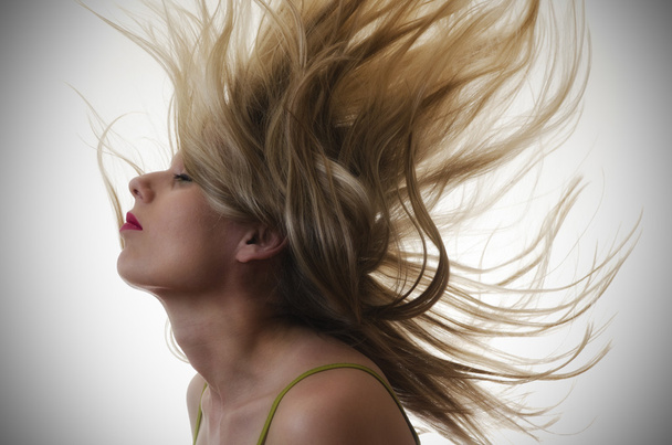 femme aux cheveux volants dans les airs
 - Photo, image