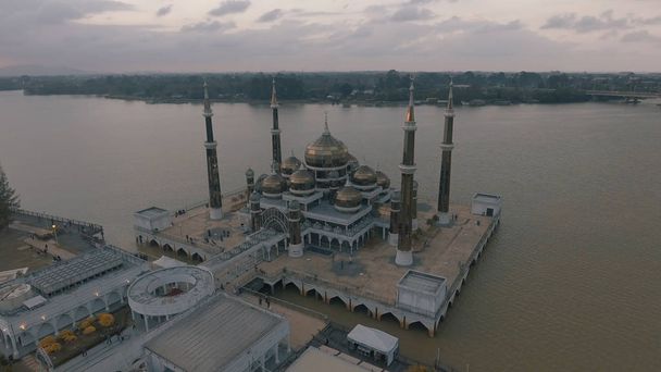Kristallimoskeija tai Masjid Kristal on moskeija Wan Man, Terengganu, Malesia. Suuri rakenne valmistettu teräksestä, lasista ja kristallista, moskeija sijaitsee islamilaisen perinnön puistossa saarella
. - Valokuva, kuva
