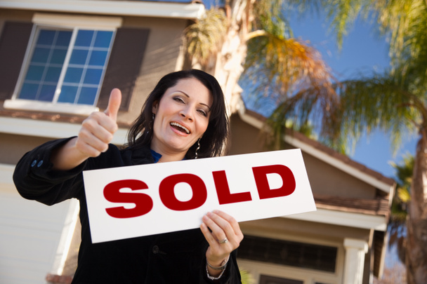 Hispanic Woman and Sold Real Estate Sign - Foto, Bild