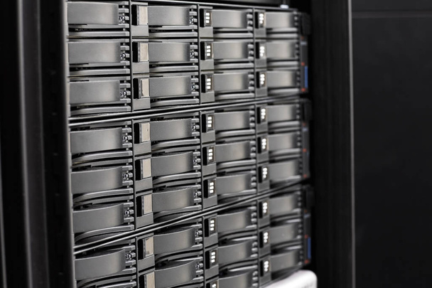 Los discos duros se apilan en SAN en el centro de datos
 - Foto, Imagen