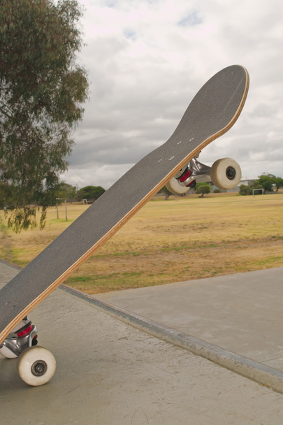 Скейтборд на краю рампы
 - Фото, изображение