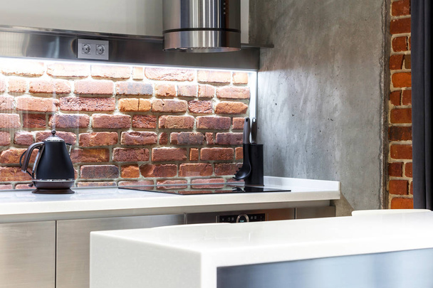 Элемент лофта кухня с красной кирпичной стеной, свет и различное оборудование в роскошной концепции интерьера
 - Фото, изображение