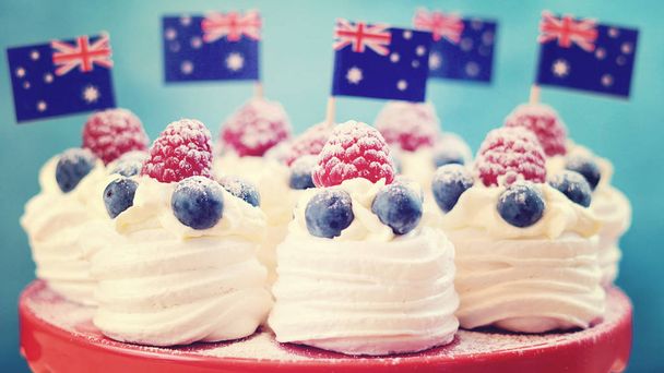 Mini pavlovas australianas y banderas con filtro de lavado vintage
. - Foto, imagen