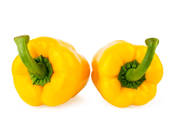 Два болгарських перцю жовті крупним планом на білому. Ізольовані
. - Фото, зображення