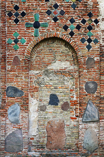 Parede de tijolo antiga da igreja de Kalozha de Sts. Boris e Gleb em Grodno, Bielorrússia, que foi construído no século XII. Fachada é decorado com telhas majólicas em forma de cruz e pedras
. - Foto, Imagem
